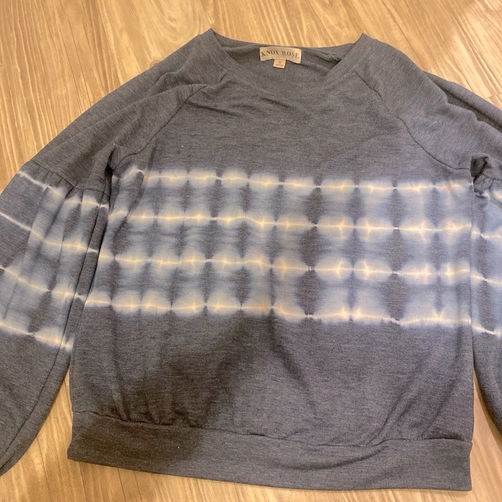 (LIKE NEW) JUNIORS Knox Rose Indigo and White Patterned Top